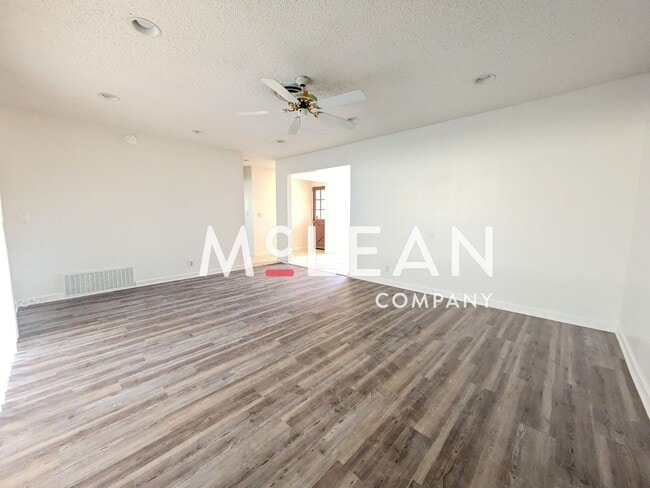 Building Photo - Pet Friendly Three Bedroom Home in Beautif...