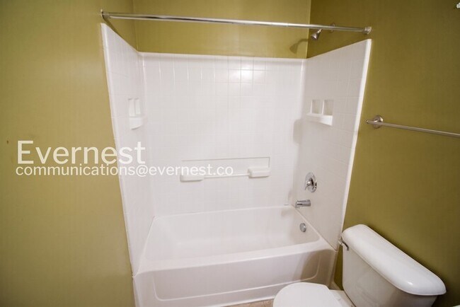Building Photo - 3 Bed/2.5 Bath Townhome with Garage / Pet-Friendly / Coming Soon!