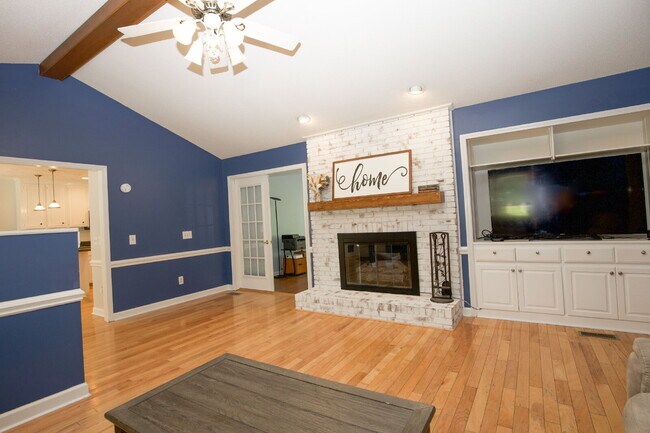 Building Photo - 806 Sumac Ln