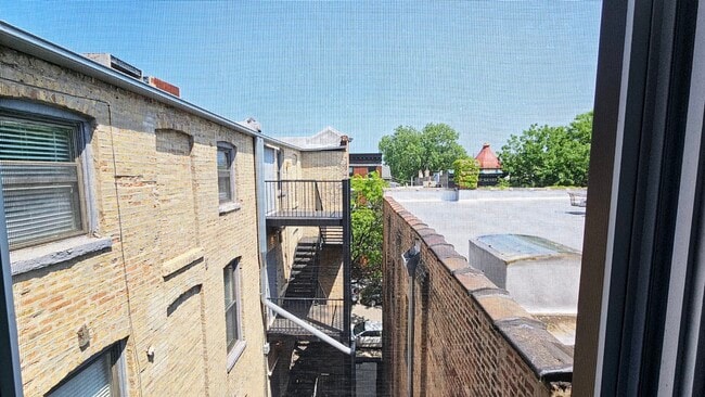 Building Photo - 939 W Armitage Ave