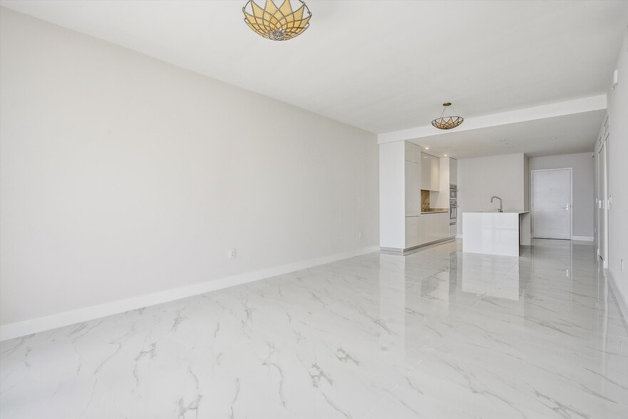 Building Photo - 700 NE 24th St