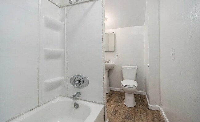 Building Photo - 1105 Lake St