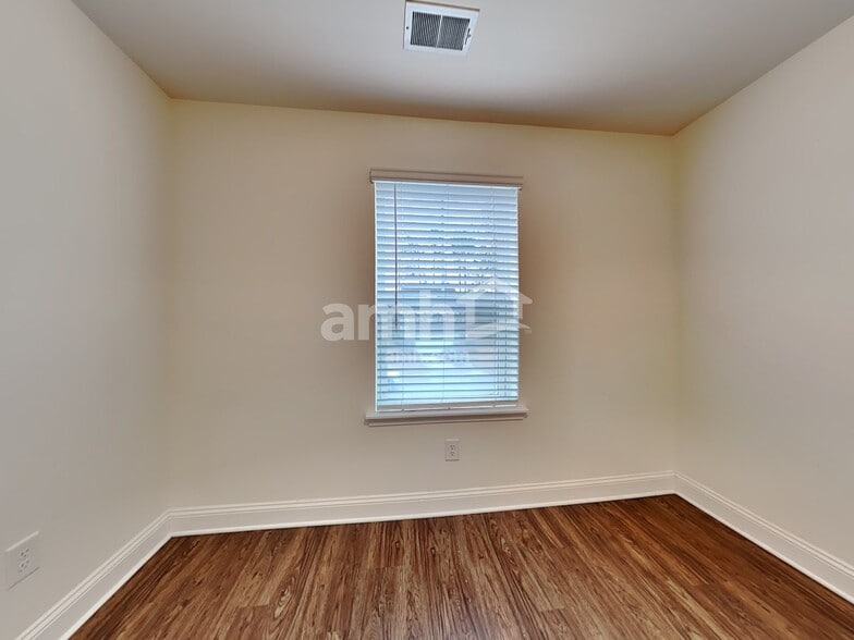 Building Photo - 105 Doral Blue Dr