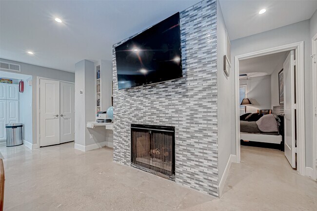 Building Photo - 1860 White Oak Dr