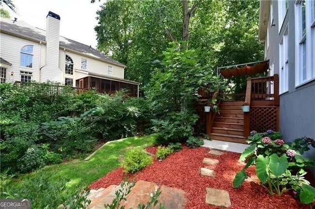 Building Photo - 905 Lancaster Way NW