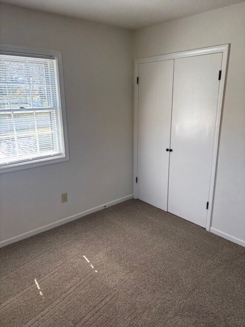 Building Photo - 208 Maple St