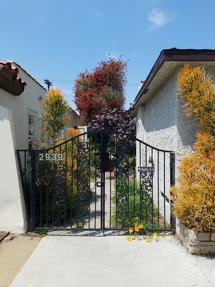 Building Photo - 2939 S Bronson Ave