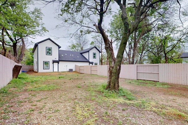 Building Photo - 1213 Mill St