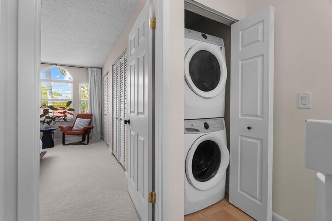 Building Photo - 1321 Bayview Dr