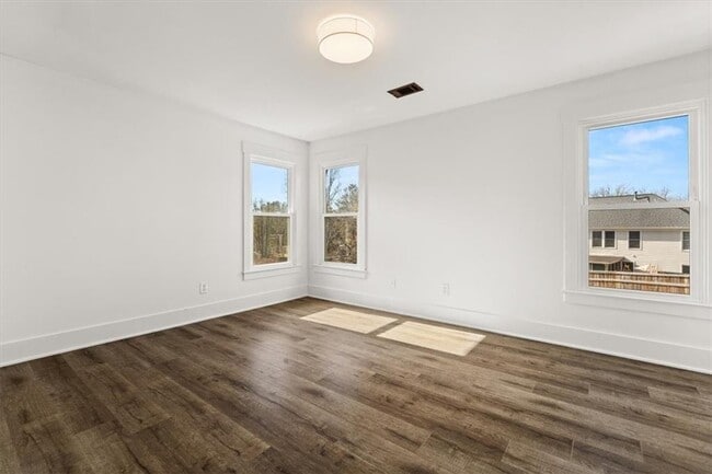 Building Photo - 425 Mikasa Dr