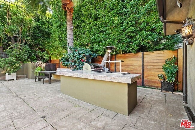 Building Photo - 2108 San Ysidro Dr