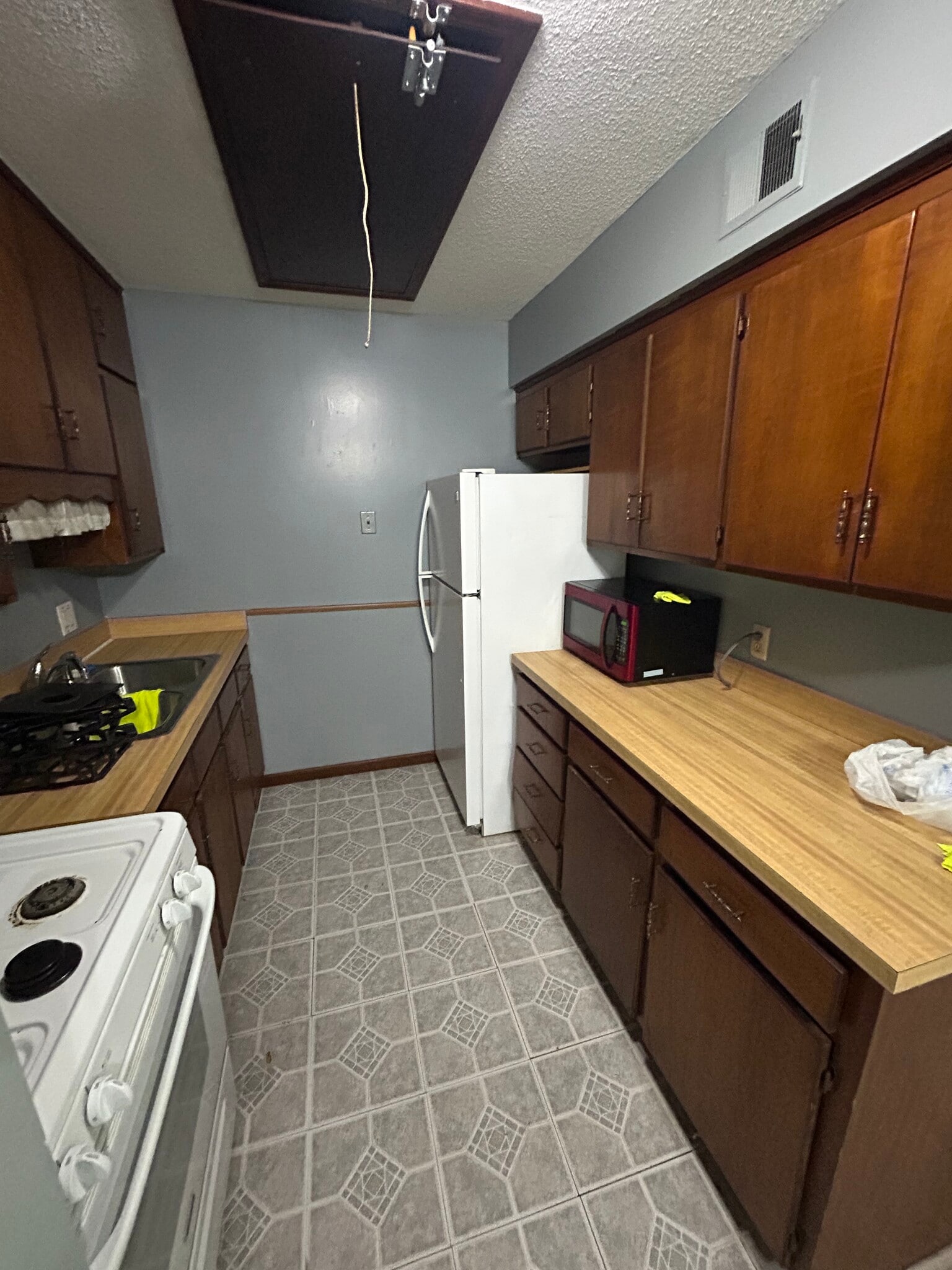 Kitchen (new paint and flooring coming) - 161 Oak Hill Cluster