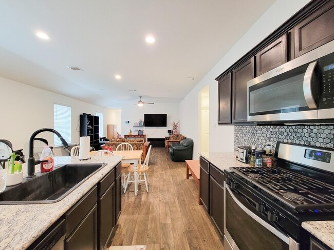 Building Photo - 14741 Hazel Br Dr