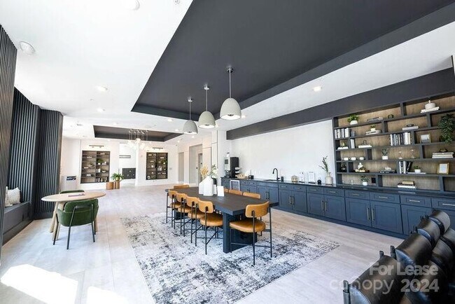 Building Photo - 425 W Trade St