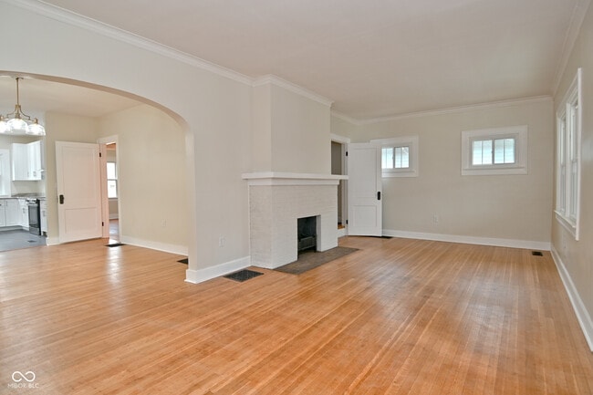 Building Photo - 3928 N Kenwood Ave