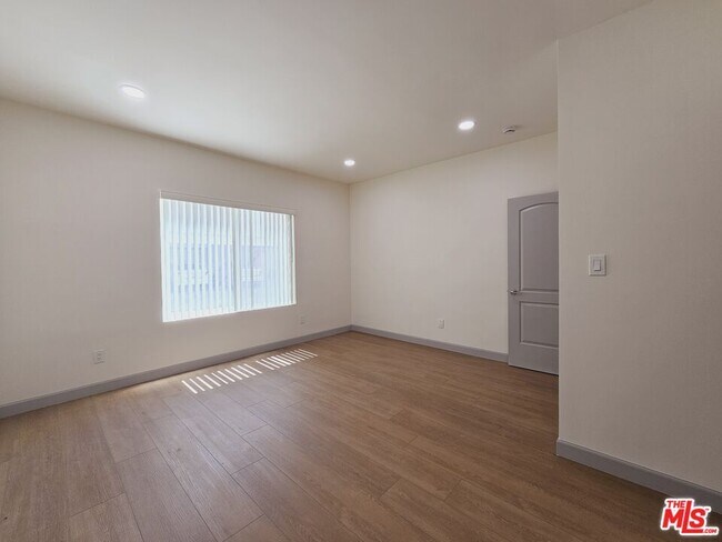 Building Photo - 2828 Leeward Ave