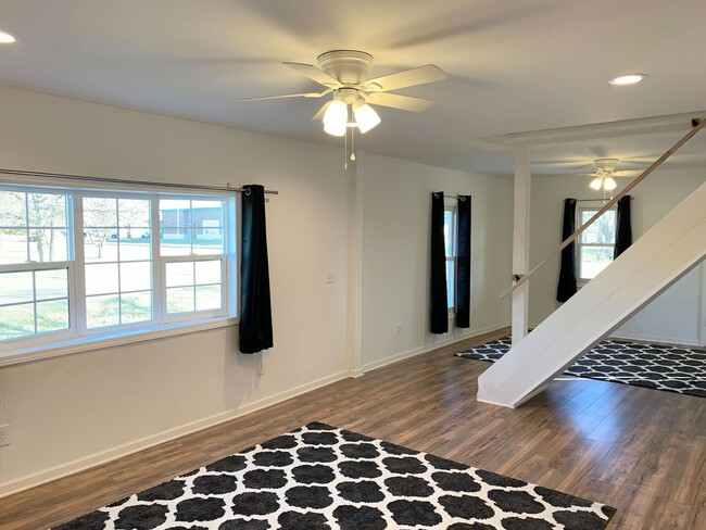 Building Photo - 2 Bed 1 Bath with Attached Garage