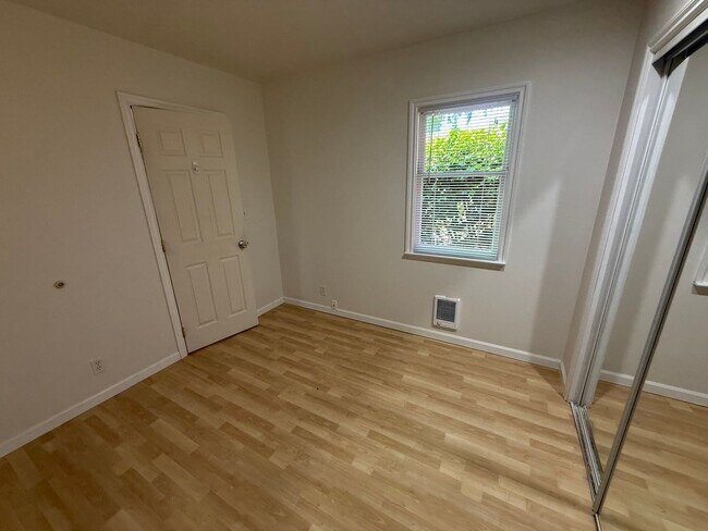 Building Photo - One Bedroom Cottage Style Home in Central Everett