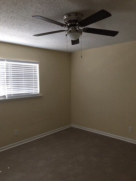 Building Photo - 2725 Wren Dr