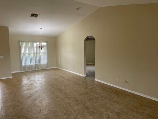 Building Photo - Spacious  3/2 with den