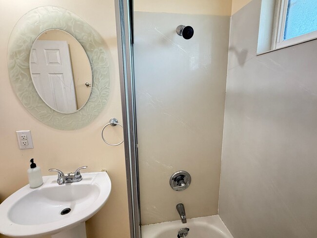 Building Photo - 1265-1271 Parkington Ave