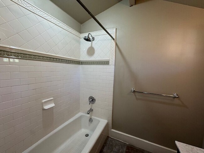 Building Photo - Gorgeous 5 bedroom, 4.5 bath, Westside Dan...