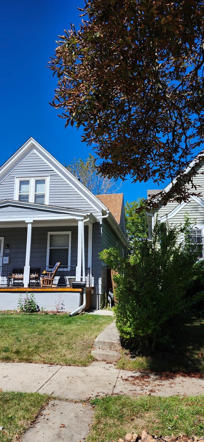 Building Photo - 904 Monroe Ave