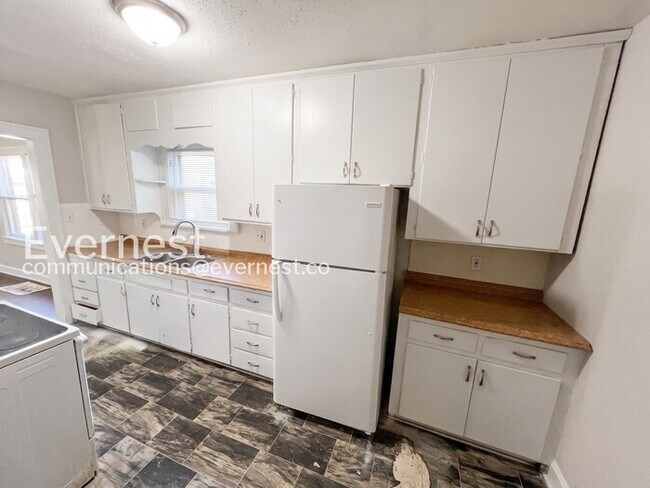 Building Photo - 3 Bed/1 Bath Home with Fenced Yard / Pet-Friendly / Vouchers Accepted / Coming Soon!