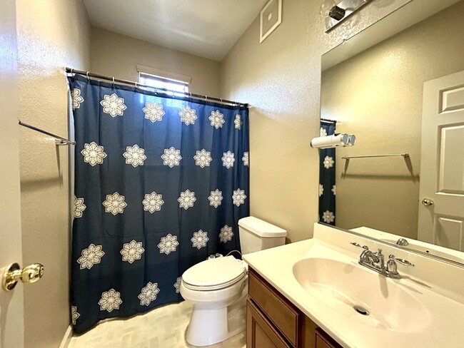 Building Photo - Beautiful 3 Bedroom Tri Level Townhome in ...