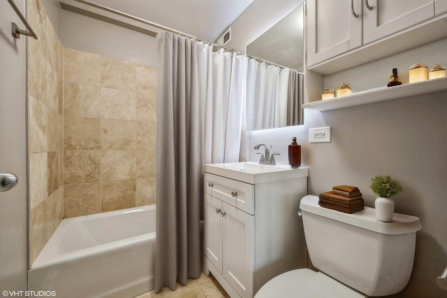 Building Photo - 2545 W Catalpa Ave