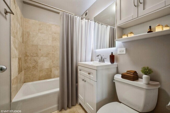 Building Photo - 2545 W Catalpa Ave