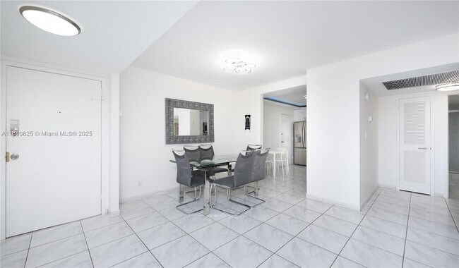 Building Photo - 2030 S Ocean Dr