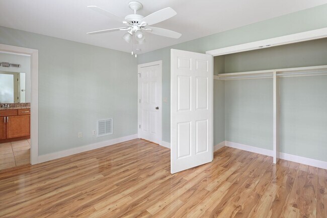 Building Photo - Modern Kenilworth Home