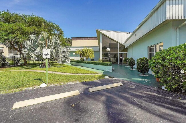Building Photo - 100 Waterway Dr S