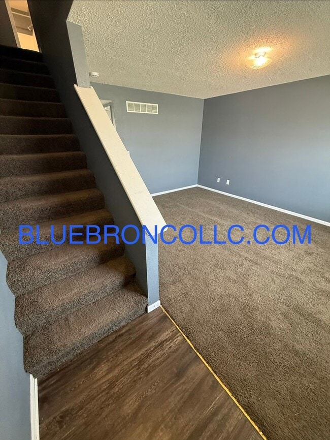 Building Photo - 621 Willow Ln
