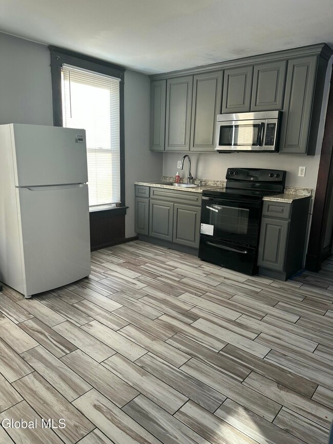 Building Photo - 312 5th Ave