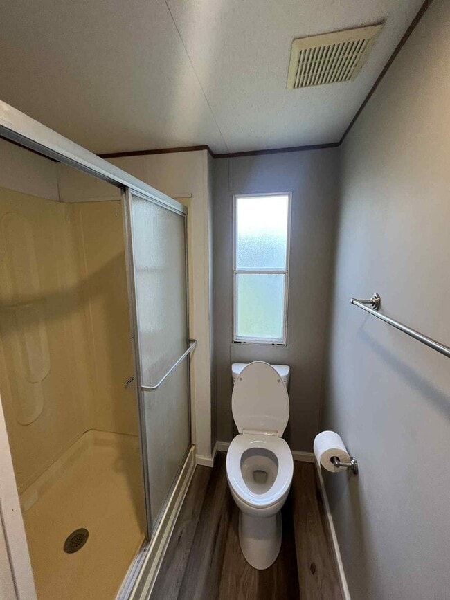 Building Photo - CUTE REMODLEDED 2 BEDROOM / 2 BATHROOM IN ...