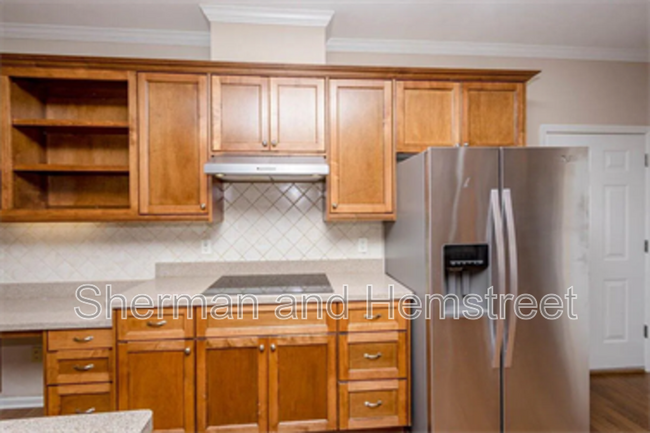 Building Photo - 2002 Amberley Dr