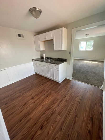 Building Photo - 285 E 200th St