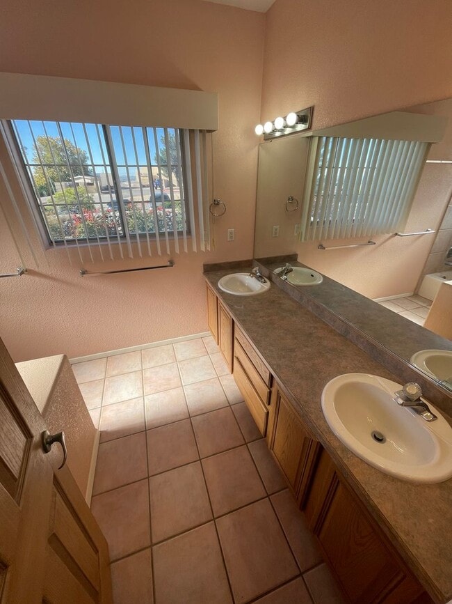 Building Photo - Beautiful 3 Bedroom/2.5 Bathroom Home Loca...