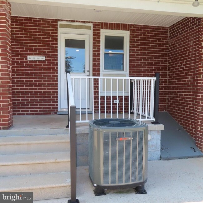 Building Photo - 228 Rowe Ave