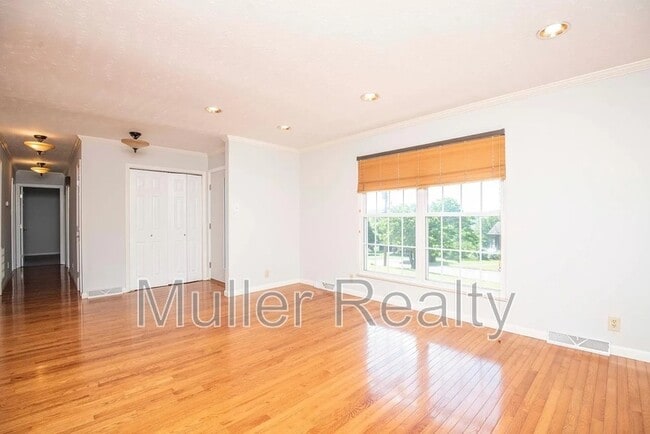 Building Photo - 10837 Dineen Dr