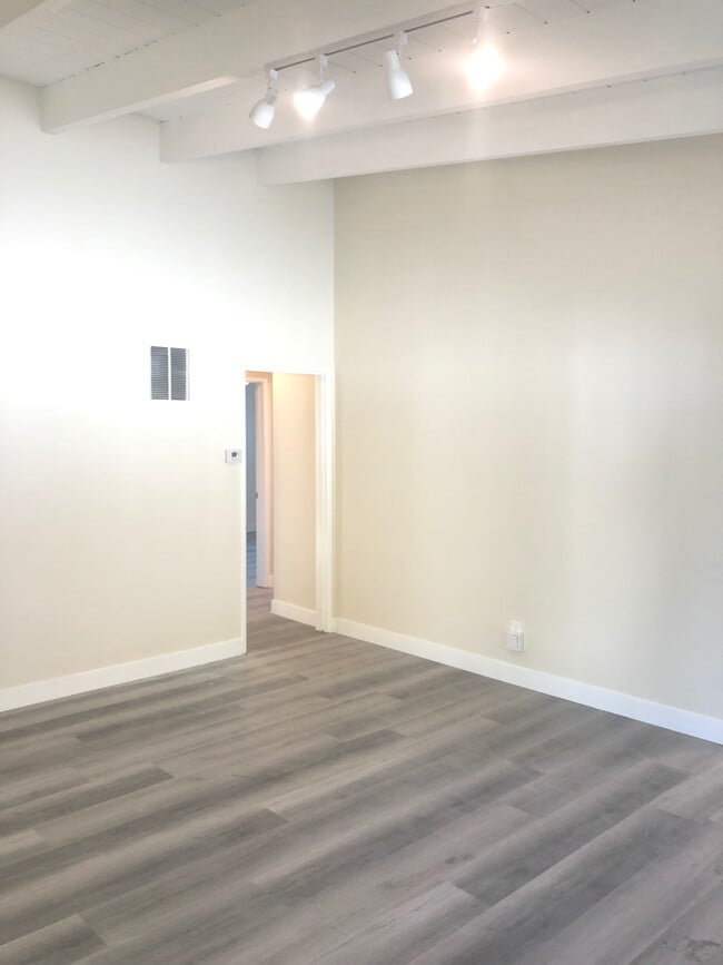 Building Photo - 801 N Eucalyptus Ave