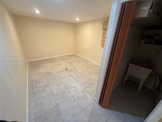 Building Photo - 6521 Racquet Club Dr