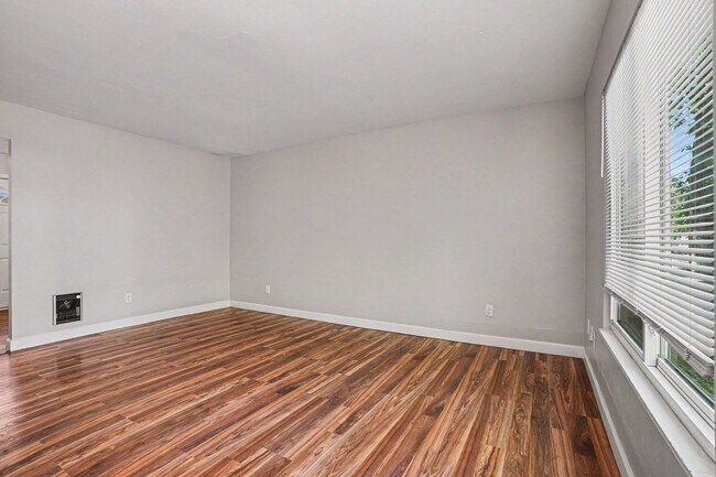 Building Photo - SUMMER MOVE IN SPECIAL- $300 off your move-in before July - $1075- 2 Bedroom Townhome off Westnedge