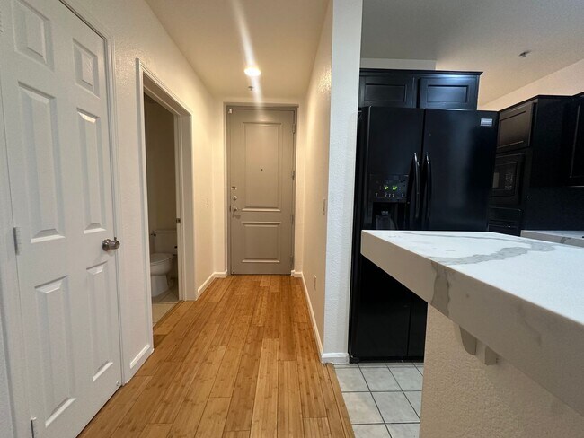 Building Photo - 1 bed, 1 bath condo in guard gated community!