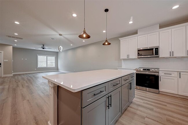 Building Photo - 809 Avenue J Pl