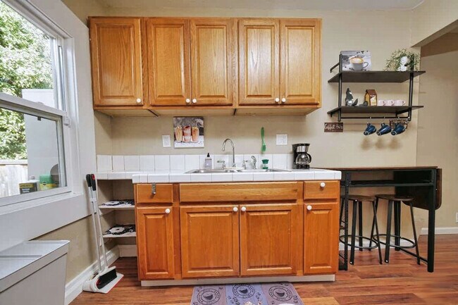 Building Photo - 2314 Bonar St