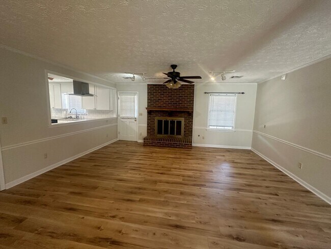 Building Photo - Beautiful home with everything you could want