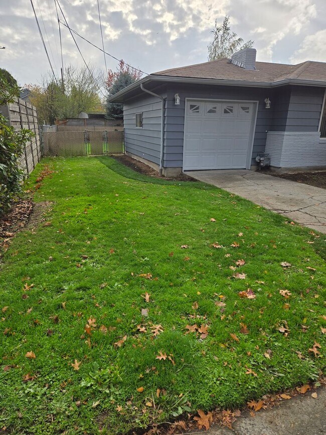 Building Photo - All like NEW Inside ! Great walk & bike scores - Large fenced backyard !